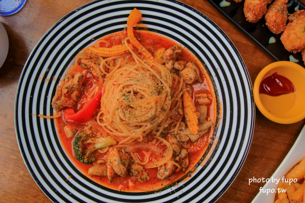 彰化出現一個彩色的大K!KoKoMo私房惑櫃~超可愛親子餐廳:沙堆.鋼琴鍵.遊戲室.溜滑梯~網美打卡聖地 - 小腹婆大世界