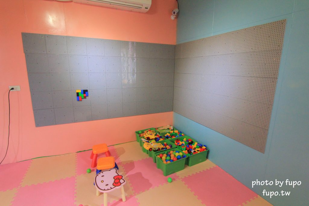 彰化出現一個彩色的大K!KoKoMo私房惑櫃~超可愛親子餐廳:沙堆.鋼琴鍵.遊戲室.溜滑梯~網美打卡聖地 - 小腹婆大世界
