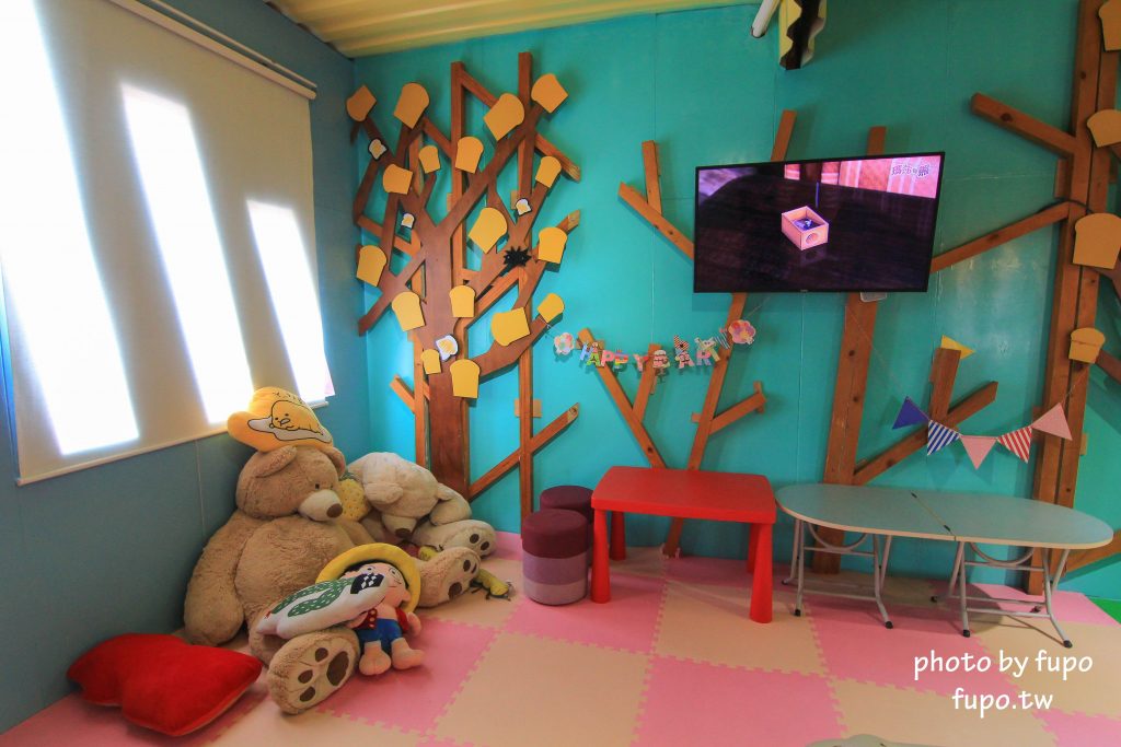 彰化出現一個彩色的大K!KoKoMo私房惑櫃~超可愛親子餐廳:沙堆.鋼琴鍵.遊戲室.溜滑梯~網美打卡聖地 - 小腹婆大世界