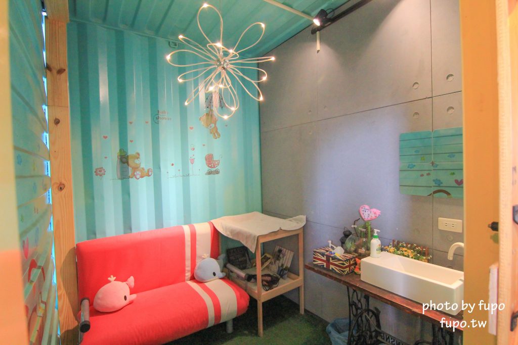 彰化出現一個彩色的大K!KoKoMo私房惑櫃~超可愛親子餐廳:沙堆.鋼琴鍵.遊戲室.溜滑梯~網美打卡聖地 - 小腹婆大世界