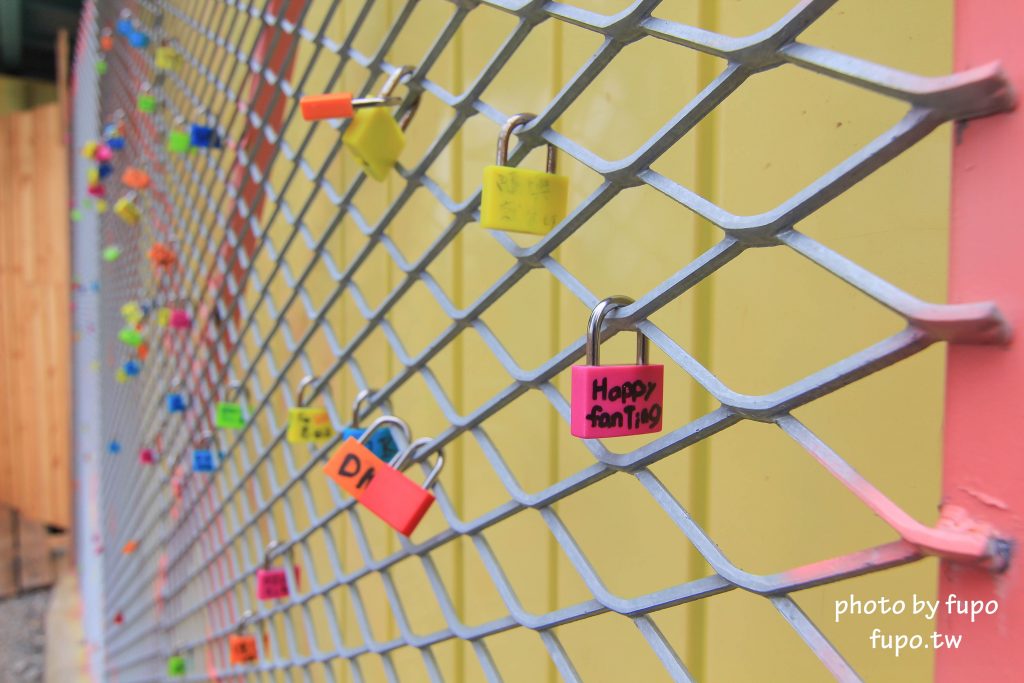 彰化出現一個彩色的大K!KoKoMo私房惑櫃~超可愛親子餐廳:沙堆.鋼琴鍵.遊戲室.溜滑梯~網美打卡聖地 - 小腹婆大世界