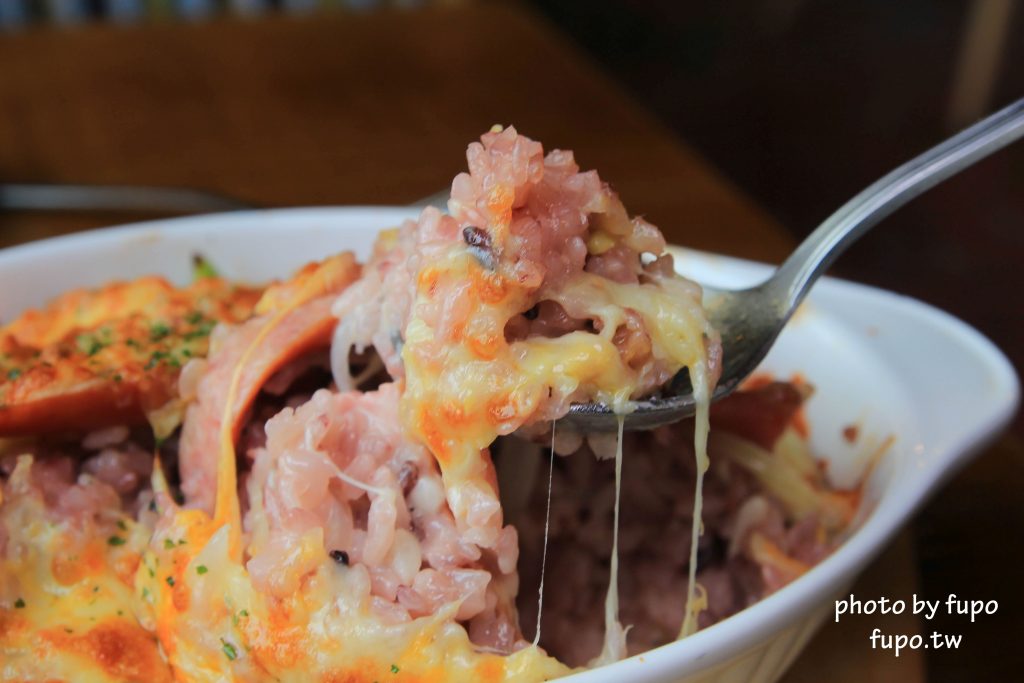 彰化出現一個彩色的大K!KoKoMo私房惑櫃~超可愛親子餐廳:沙堆.鋼琴鍵.遊戲室.溜滑梯~網美打卡聖地 - 小腹婆大世界