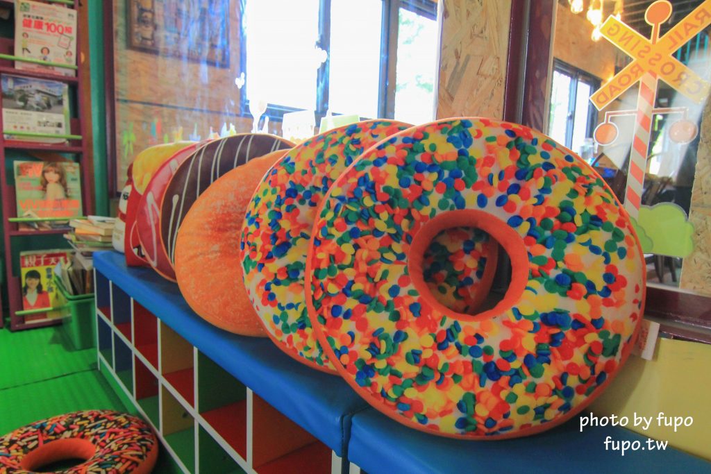 彰化出現一個彩色的大K!KoKoMo私房惑櫃~超可愛親子餐廳:沙堆.鋼琴鍵.遊戲室.溜滑梯~網美打卡聖地 - 小腹婆大世界