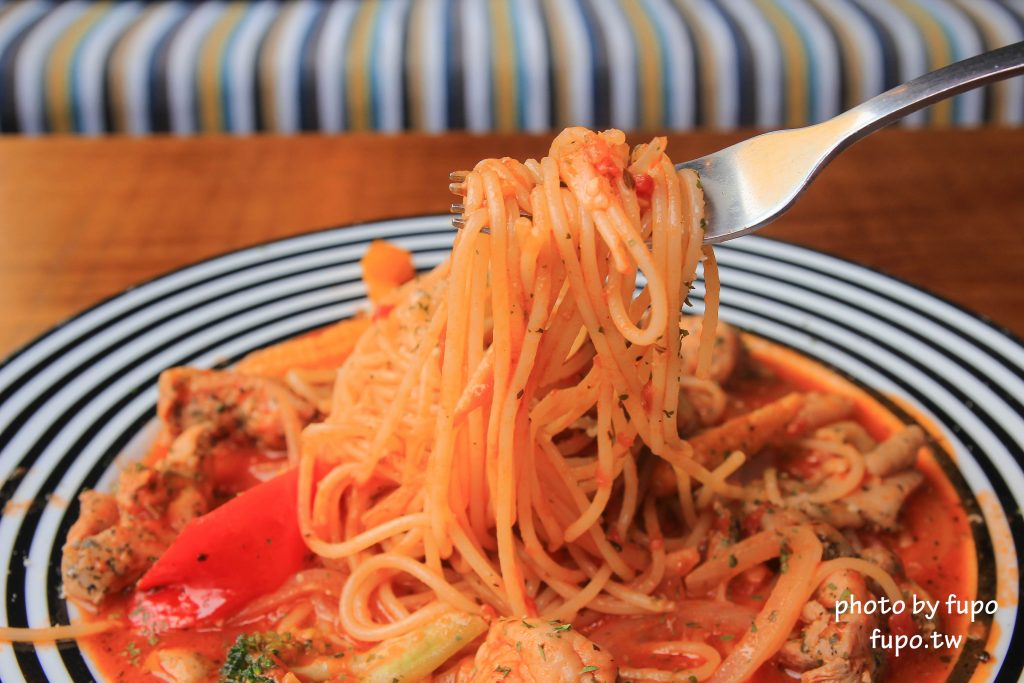 彰化出現一個彩色的大K!KoKoMo私房惑櫃~超可愛親子餐廳:沙堆.鋼琴鍵.遊戲室.溜滑梯~網美打卡聖地 - 小腹婆大世界