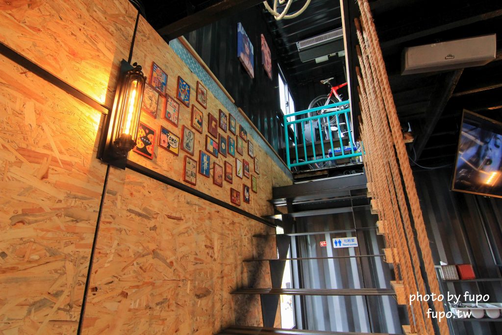 彰化出現一個彩色的大K!KoKoMo私房惑櫃~超可愛親子餐廳:沙堆.鋼琴鍵.遊戲室.溜滑梯~網美打卡聖地 - 小腹婆大世界