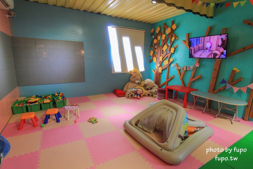 彰化出現一個彩色的大K!KoKoMo私房惑櫃~超可愛親子餐廳:沙堆.鋼琴鍵.遊戲室.溜滑梯~網美打卡聖地 - 小腹婆大世界