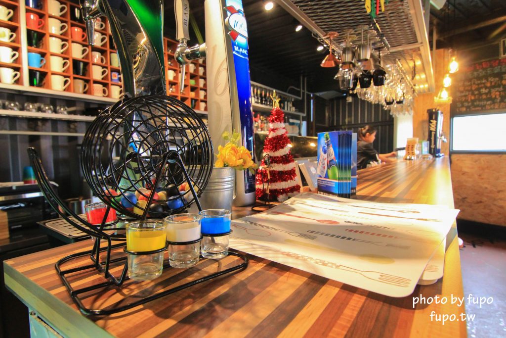 彰化出現一個彩色的大K!KoKoMo私房惑櫃~超可愛親子餐廳:沙堆.鋼琴鍵.遊戲室.溜滑梯~網美打卡聖地 - 小腹婆大世界