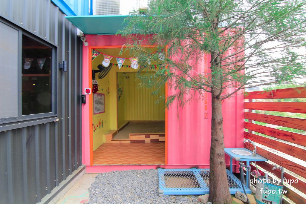 彰化出現一個彩色的大K!KoKoMo私房惑櫃~超可愛親子餐廳:沙堆.鋼琴鍵.遊戲室.溜滑梯~網美打卡聖地 - 小腹婆大世界