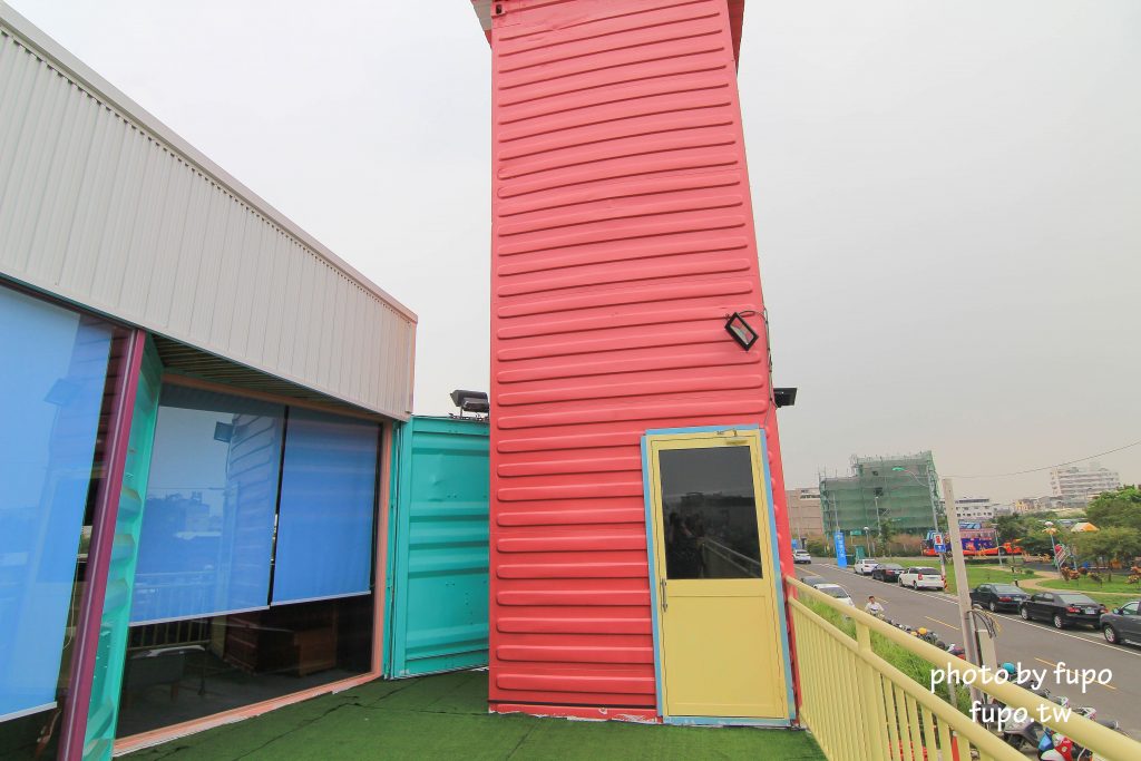 彰化出現一個彩色的大K!KoKoMo私房惑櫃~超可愛親子餐廳:沙堆.鋼琴鍵.遊戲室.溜滑梯~網美打卡聖地 - 小腹婆大世界