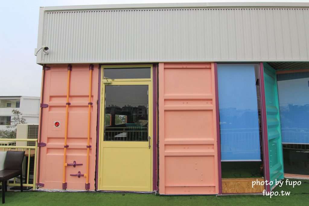 彰化出現一個彩色的大K!KoKoMo私房惑櫃~超可愛親子餐廳:沙堆.鋼琴鍵.遊戲室.溜滑梯~網美打卡聖地 - 小腹婆大世界