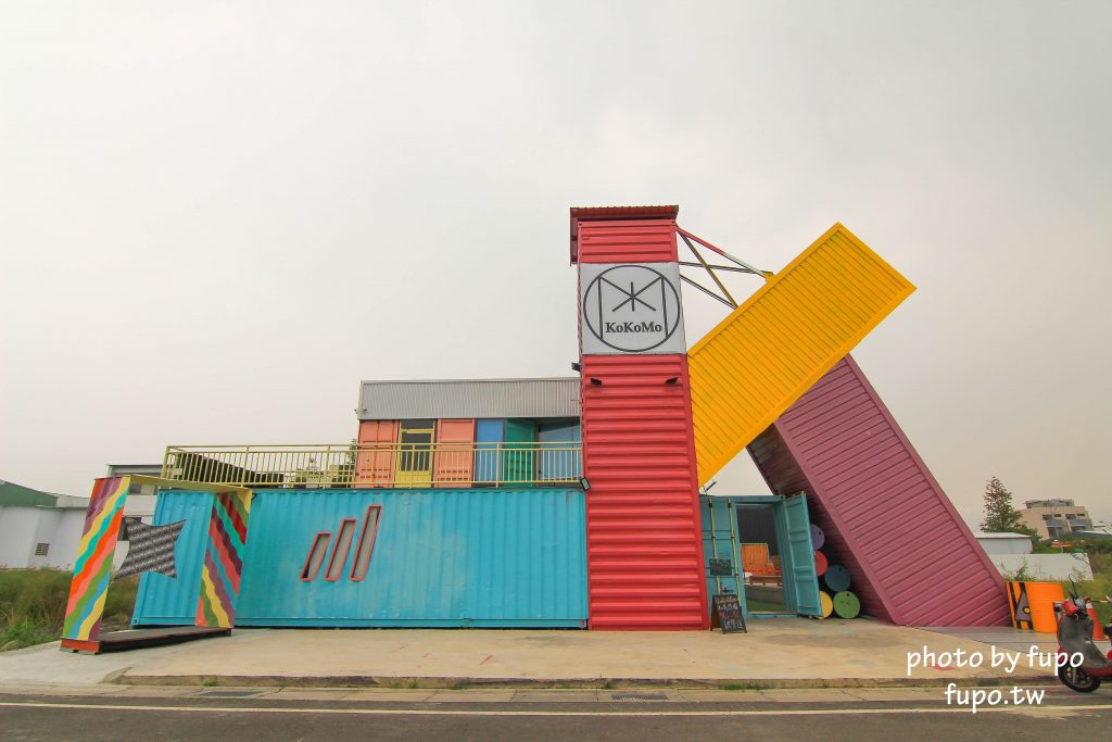 彰化出現一個彩色的大K!KoKoMo私房惑櫃~超可愛親子餐廳:沙堆.鋼琴鍵.遊戲室.溜滑梯~網美打卡聖地 - 小腹婆大世界