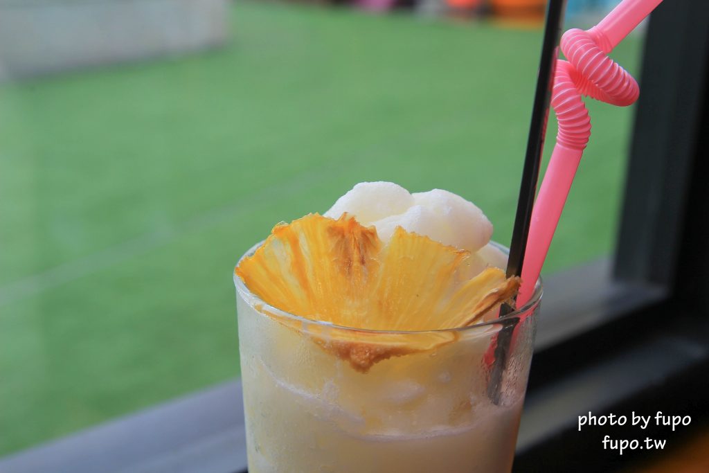 彰化出現一個彩色的大K!KoKoMo私房惑櫃~超可愛親子餐廳:沙堆.鋼琴鍵.遊戲室.溜滑梯~網美打卡聖地 - 小腹婆大世界