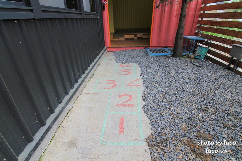 彰化出現一個彩色的大K!KoKoMo私房惑櫃~超可愛親子餐廳:沙堆.鋼琴鍵.遊戲室.溜滑梯~網美打卡聖地 - 小腹婆大世界