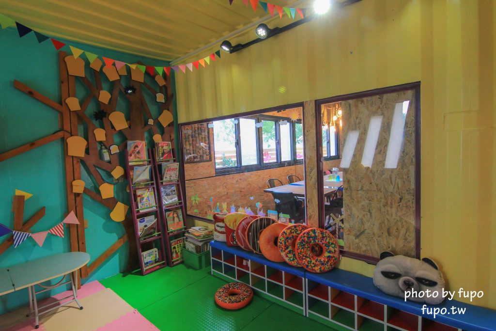 彰化出現一個彩色的大K!KoKoMo私房惑櫃~超可愛親子餐廳:沙堆.鋼琴鍵.遊戲室.溜滑梯~網美打卡聖地 - 小腹婆大世界