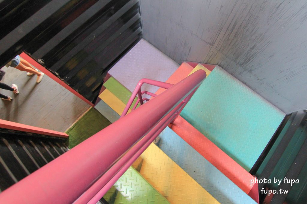 彰化出現一個彩色的大K!KoKoMo私房惑櫃~超可愛親子餐廳:沙堆.鋼琴鍵.遊戲室.溜滑梯~網美打卡聖地 - 小腹婆大世界