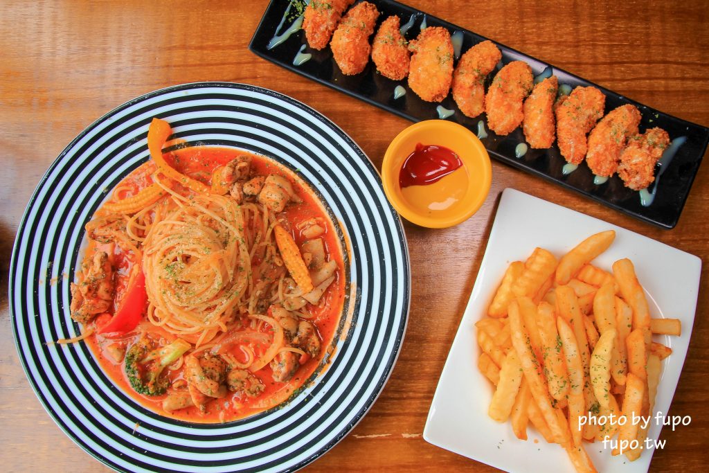 彰化出現一個彩色的大K!KoKoMo私房惑櫃~超可愛親子餐廳:沙堆.鋼琴鍵.遊戲室.溜滑梯~網美打卡聖地 - 小腹婆大世界