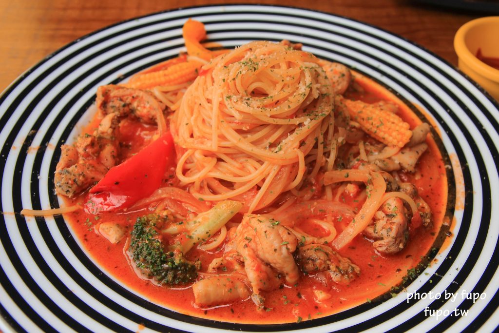 彰化出現一個彩色的大K!KoKoMo私房惑櫃~超可愛親子餐廳:沙堆.鋼琴鍵.遊戲室.溜滑梯~網美打卡聖地 - 小腹婆大世界