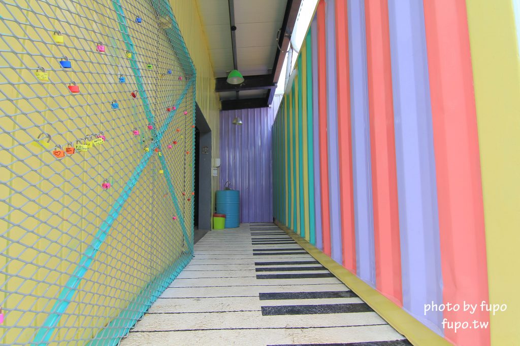 彰化出現一個彩色的大K!KoKoMo私房惑櫃~超可愛親子餐廳:沙堆.鋼琴鍵.遊戲室.溜滑梯~網美打卡聖地 - 小腹婆大世界