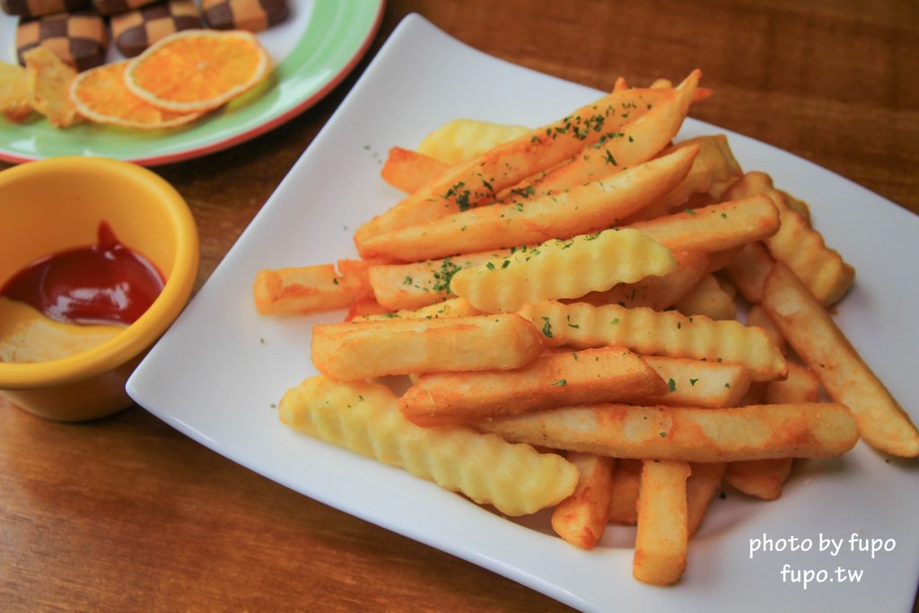 彰化出現一個彩色的大K!KoKoMo私房惑櫃~超可愛親子餐廳:沙堆.鋼琴鍵.遊戲室.溜滑梯~網美打卡聖地 - 小腹婆大世界