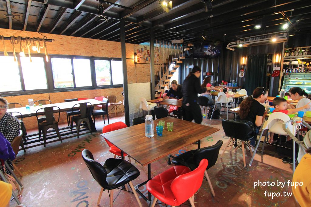 彰化出現一個彩色的大K!KoKoMo私房惑櫃~超可愛親子餐廳:沙堆.鋼琴鍵.遊戲室.溜滑梯~網美打卡聖地 - 小腹婆大世界