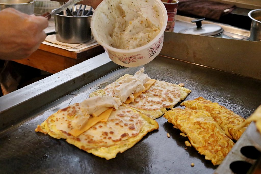 台南|少爺手作蛋餅專賣(勝利店) 食尚玩家報導.創意蛋餅.早餐推薦 - 奇奇一起玩樂趣