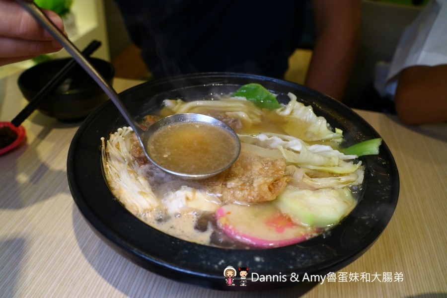 新竹鍋賣局小火鍋四維店。 百元世界小火鍋專賣店。霜淇淋、杜老爺冰淇淋、冰沙、爆米花、飲料汽水、白飯任你吃到飽 ︱懷舊石頭鍋。牛奶起司鍋大推薦！（ 影片） - Dannis &