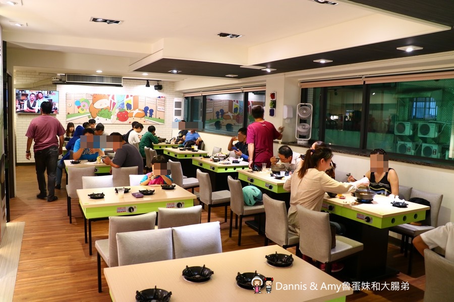 新竹鍋賣局小火鍋四維店。 百元世界小火鍋專賣店。霜淇淋、杜老爺冰淇淋、冰沙、爆米花、飲料汽水、白飯任你吃到飽 ︱懷舊石頭鍋。牛奶起司鍋大推薦！（ 影片） - Dannis &