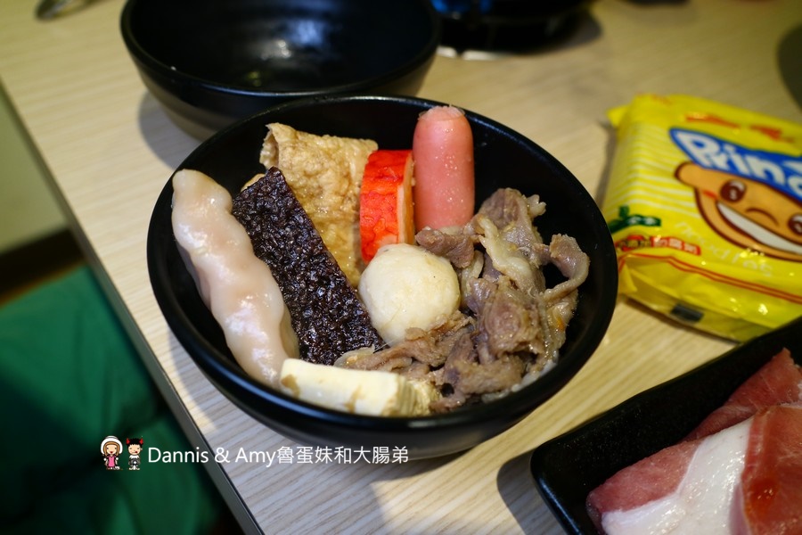 新竹鍋賣局小火鍋四維店。 百元世界小火鍋專賣店。霜淇淋、杜老爺冰淇淋、冰沙、爆米花、飲料汽水、白飯任你吃到飽 ︱懷舊石頭鍋。牛奶起司鍋大推薦！（ 影片） - Dannis &