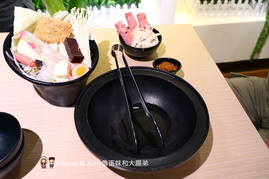 新竹鍋賣局小火鍋四維店。 百元世界小火鍋專賣店。霜淇淋、杜老爺冰淇淋、冰沙、爆米花、飲料汽水、白飯任你吃到飽 ︱懷舊石頭鍋。牛奶起司鍋大推薦！（ 影片） - Dannis &