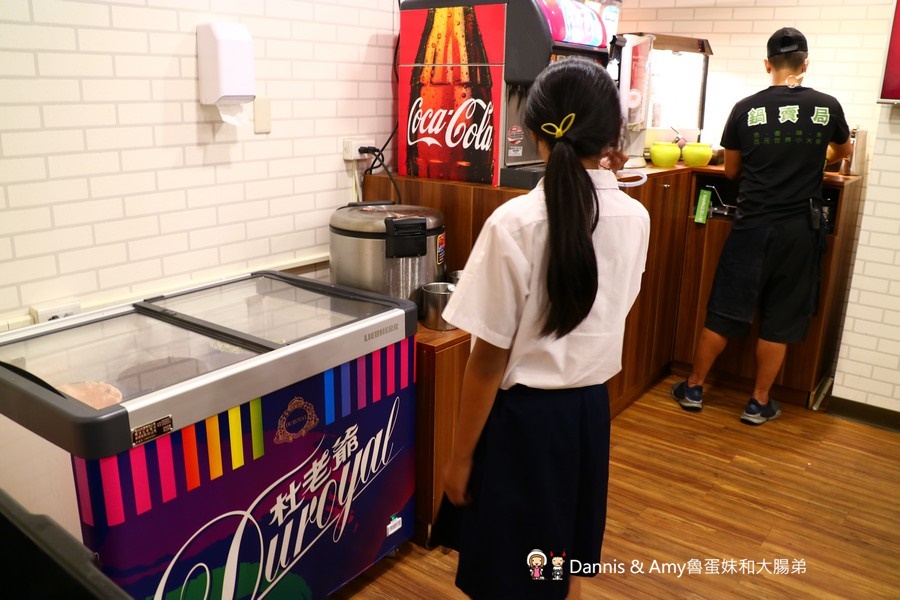 新竹鍋賣局小火鍋四維店。 百元世界小火鍋專賣店。霜淇淋、杜老爺冰淇淋、冰沙、爆米花、飲料汽水、白飯任你吃到飽 ︱懷舊石頭鍋。牛奶起司鍋大推薦！（ 影片） - Dannis &