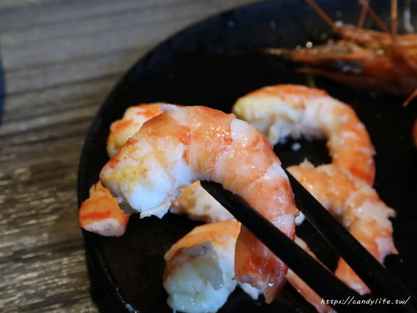 鬼椒麻辣王：台中美食│鬼椒麻辣王台中旗艦店〃台中麻辣鴛鴦鍋吃到飽推薦～菜色多樣，食材新鮮，還有莫凡比、明治等冰淇淋讓你吃到飽！