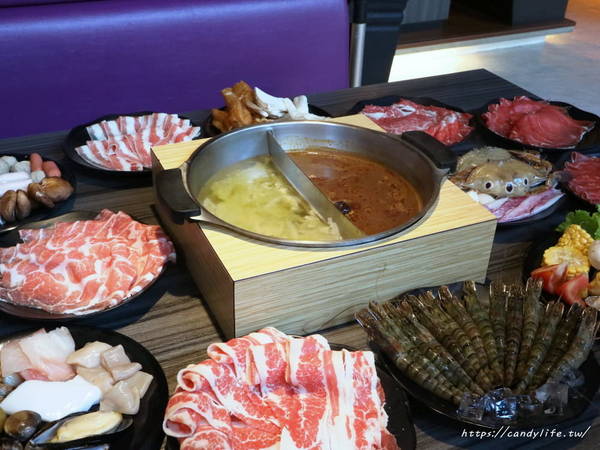 鬼椒麻辣王：台中美食│鬼椒麻辣王台中旗艦店〃台中麻辣鴛鴦鍋吃到飽推薦～菜色多樣，食材新鮮，還有莫凡比、明治等冰淇淋讓你吃到飽！