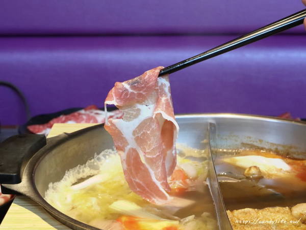 鬼椒麻辣王：台中美食│鬼椒麻辣王台中旗艦店〃台中麻辣鴛鴦鍋吃到飽推薦～菜色多樣，食材新鮮，還有莫凡比、明治等冰淇淋讓你吃到飽！