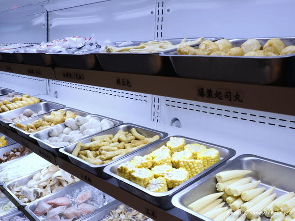 鬼椒麻辣王：台中美食│鬼椒麻辣王台中旗艦店〃台中麻辣鴛鴦鍋吃到飽推薦～菜色多樣，食材新鮮，還有莫凡比、明治等冰淇淋讓你吃到飽！