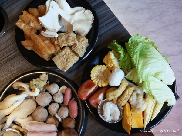 鬼椒麻辣王：台中美食│鬼椒麻辣王台中旗艦店〃台中麻辣鴛鴦鍋吃到飽推薦～菜色多樣，食材新鮮，還有莫凡比、明治等冰淇淋讓你吃到飽！