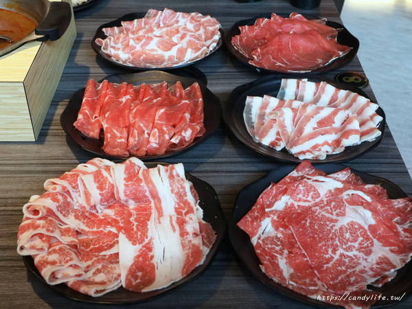 鬼椒麻辣王：台中美食│鬼椒麻辣王台中旗艦店〃台中麻辣鴛鴦鍋吃到飽推薦～菜色多樣，食材新鮮，還有莫凡比、明治等冰淇淋讓你吃到飽！