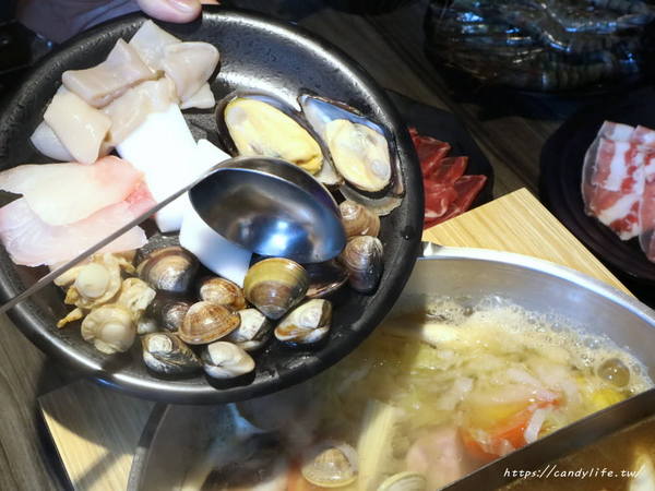 鬼椒麻辣王：台中美食│鬼椒麻辣王台中旗艦店〃台中麻辣鴛鴦鍋吃到飽推薦～菜色多樣，食材新鮮，還有莫凡比、明治等冰淇淋讓你吃到飽！