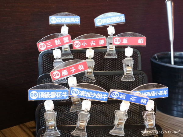 鬼椒麻辣王：台中美食│鬼椒麻辣王台中旗艦店〃台中麻辣鴛鴦鍋吃到飽推薦～菜色多樣，食材新鮮，還有莫凡比、明治等冰淇淋讓你吃到飽！