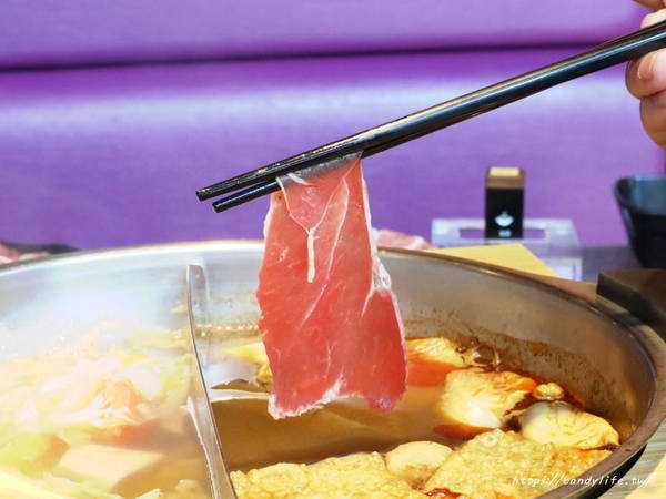 鬼椒麻辣王：台中美食│鬼椒麻辣王台中旗艦店〃台中麻辣鴛鴦鍋吃到飽推薦～菜色多樣，食材新鮮，還有莫凡比、明治等冰淇淋讓你吃到飽！