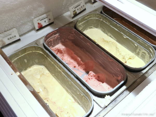 鬼椒麻辣王：台中美食│鬼椒麻辣王台中旗艦店〃台中麻辣鴛鴦鍋吃到飽推薦～菜色多樣，食材新鮮，還有莫凡比、明治等冰淇淋讓你吃到飽！