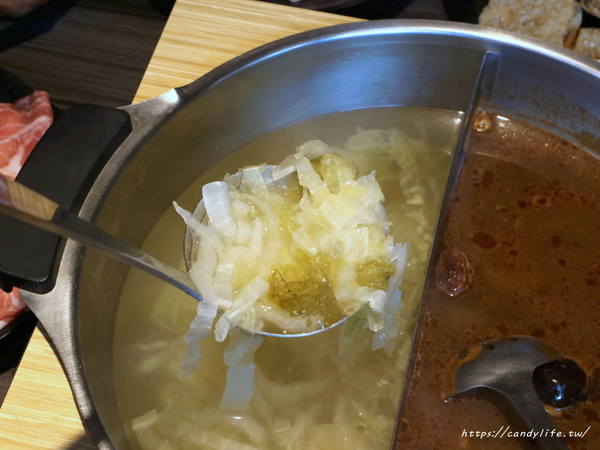 鬼椒麻辣王：台中美食│鬼椒麻辣王台中旗艦店〃台中麻辣鴛鴦鍋吃到飽推薦～菜色多樣，食材新鮮，還有莫凡比、明治等冰淇淋讓你吃到飽！