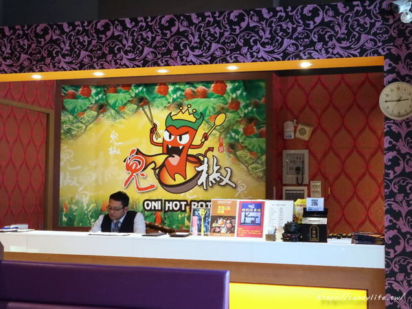 鬼椒麻辣王：台中美食│鬼椒麻辣王台中旗艦店〃台中麻辣鴛鴦鍋吃到飽推薦～菜色多樣，食材新鮮，還有莫凡比、明治等冰淇淋讓你吃到飽！