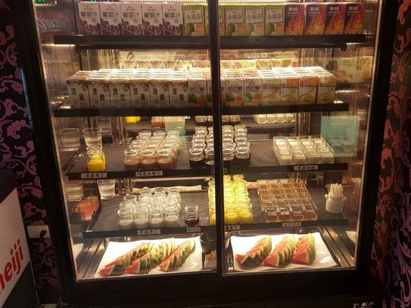 鬼椒麻辣王：台中美食│鬼椒麻辣王台中旗艦店〃台中麻辣鴛鴦鍋吃到飽推薦～菜色多樣，食材新鮮，還有莫凡比、明治等冰淇淋讓你吃到飽！