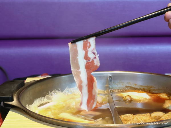 鬼椒麻辣王：台中美食│鬼椒麻辣王台中旗艦店〃台中麻辣鴛鴦鍋吃到飽推薦～菜色多樣，食材新鮮，還有莫凡比、明治等冰淇淋讓你吃到飽！