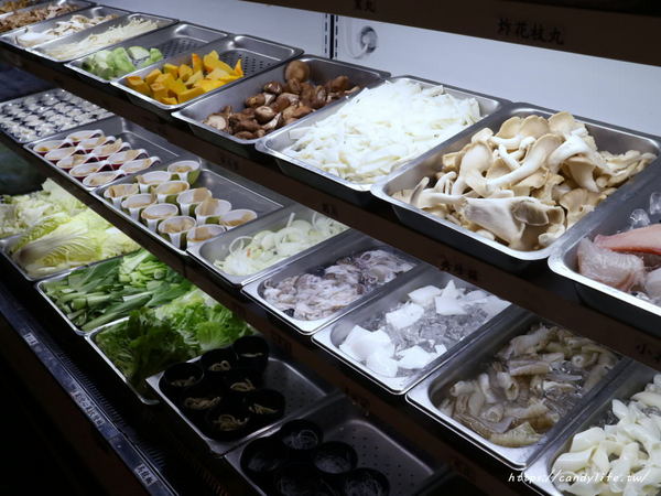 鬼椒麻辣王：台中美食│鬼椒麻辣王台中旗艦店〃台中麻辣鴛鴦鍋吃到飽推薦～菜色多樣，食材新鮮，還有莫凡比、明治等冰淇淋讓你吃到飽！