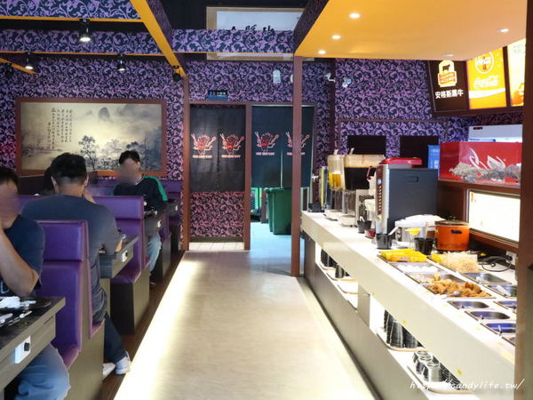 鬼椒麻辣王：台中美食│鬼椒麻辣王台中旗艦店〃台中麻辣鴛鴦鍋吃到飽推薦～菜色多樣，食材新鮮，還有莫凡比、明治等冰淇淋讓你吃到飽！