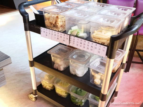 鬼椒麻辣王：台中美食│鬼椒麻辣王台中旗艦店〃台中麻辣鴛鴦鍋吃到飽推薦～菜色多樣，食材新鮮，還有莫凡比、明治等冰淇淋讓你吃到飽！