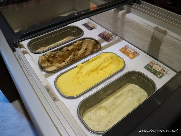 鬼椒麻辣王：台中美食│鬼椒麻辣王台中旗艦店〃台中麻辣鴛鴦鍋吃到飽推薦～菜色多樣，食材新鮮，還有莫凡比、明治等冰淇淋讓你吃到飽！