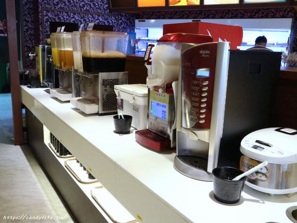 鬼椒麻辣王：台中美食│鬼椒麻辣王台中旗艦店〃台中麻辣鴛鴦鍋吃到飽推薦～菜色多樣，食材新鮮，還有莫凡比、明治等冰淇淋讓你吃到飽！