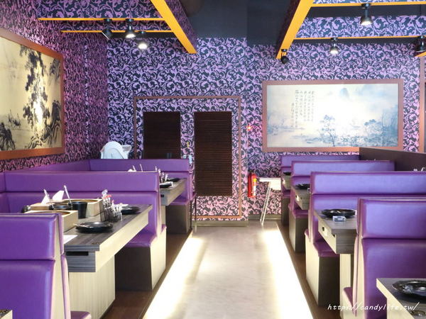 鬼椒麻辣王：台中美食│鬼椒麻辣王台中旗艦店〃台中麻辣鴛鴦鍋吃到飽推薦～菜色多樣，食材新鮮，還有莫凡比、明治等冰淇淋讓你吃到飽！